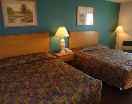 Herington Inn And Suites Bagian luar foto