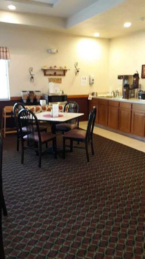 Herington Inn And Suites Bagian luar foto